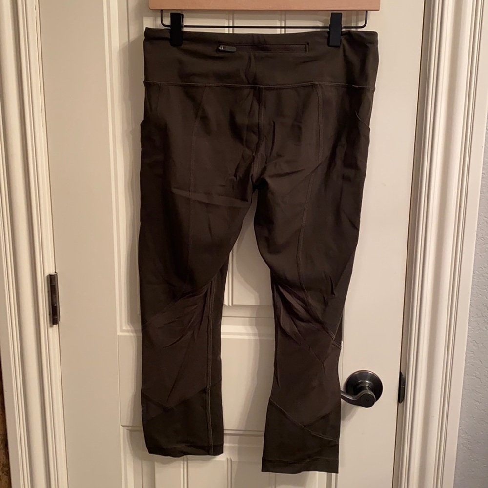 Lululemon Women’s size 8 mid rise pace rival crops